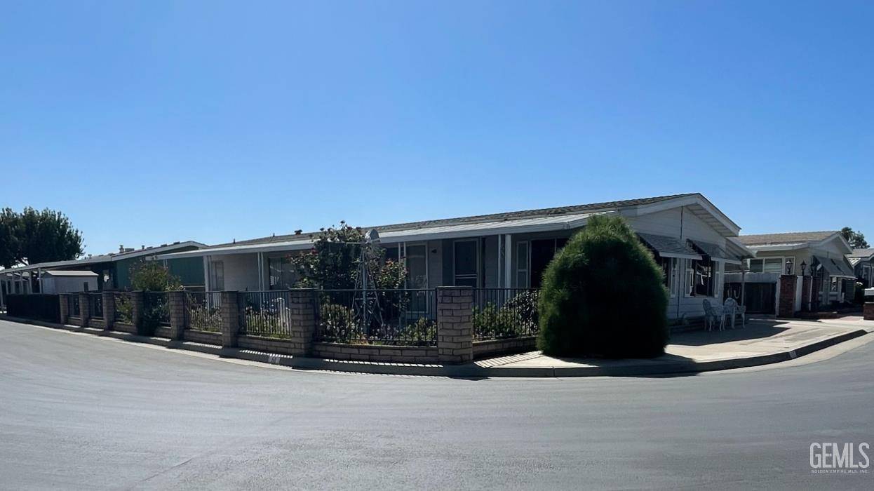 400 E Roberts Lane — photo 3