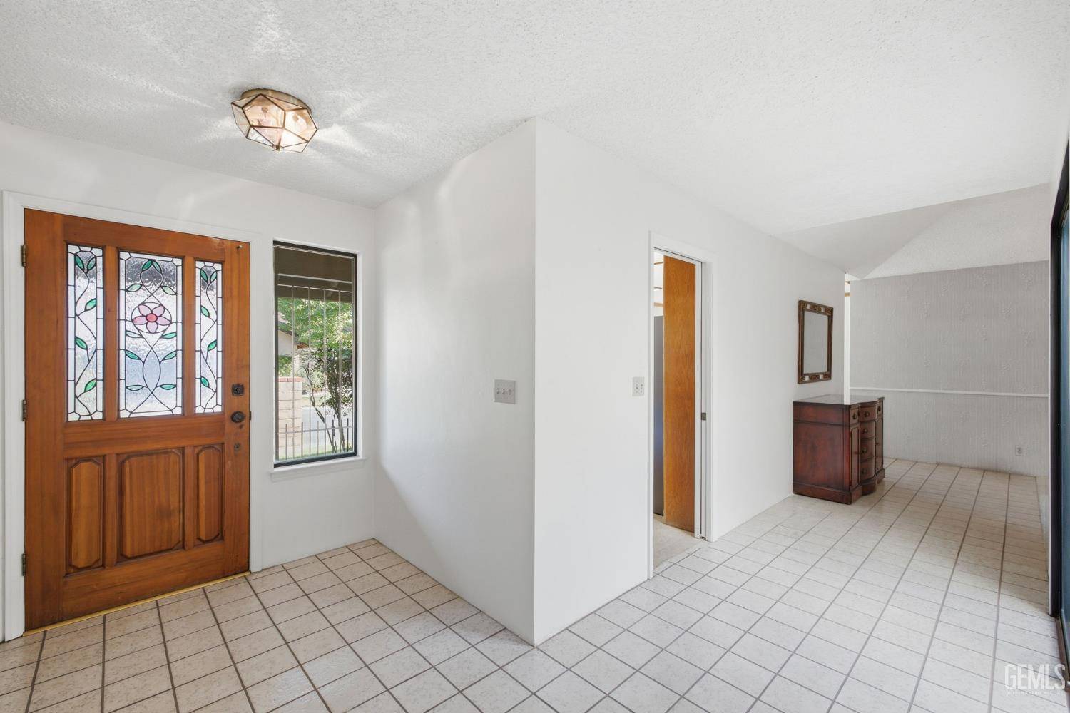 2323 Easthills Drive — photo 4